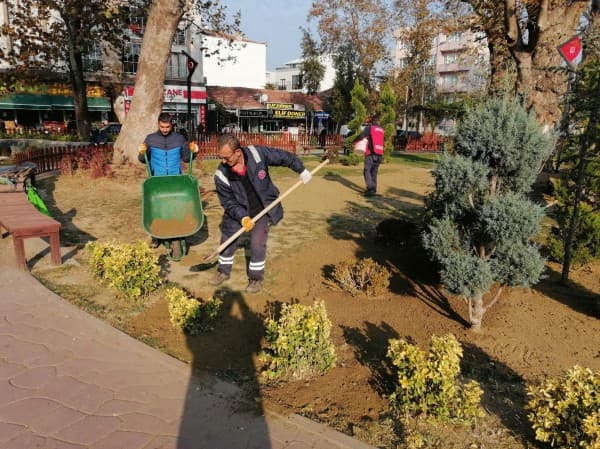Başkan Mustafa Işık : “Hemşehrilerimiz Parklarımızdaki Renk Cümbüşünün Keyfini Yaşasın Diye Çalışıyoruz” fotoğraf 1