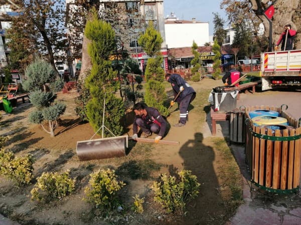 Başkan Mustafa Işık : “Hemşehrilerimiz Parklarımızdaki Renk Cümbüşünün Keyfini Yaşasın Diye Çalışıyoruz” fotoğraf 6