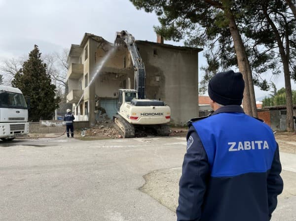 Gürsu’da Riskli Metruk Yapı Yıkıldı fotoğraf 1