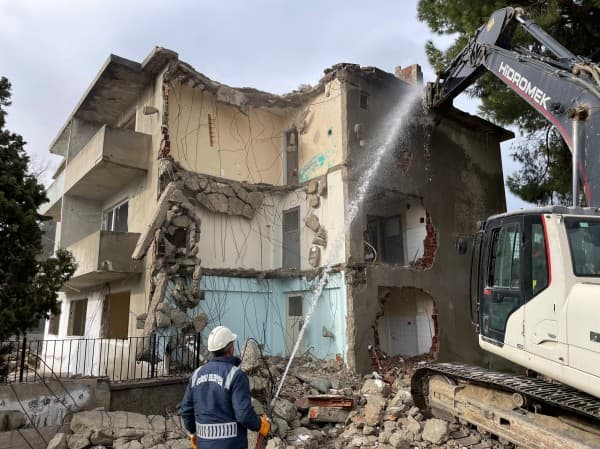 Gürsu’da Riskli Metruk Yapı Yıkıldı fotoğraf 2