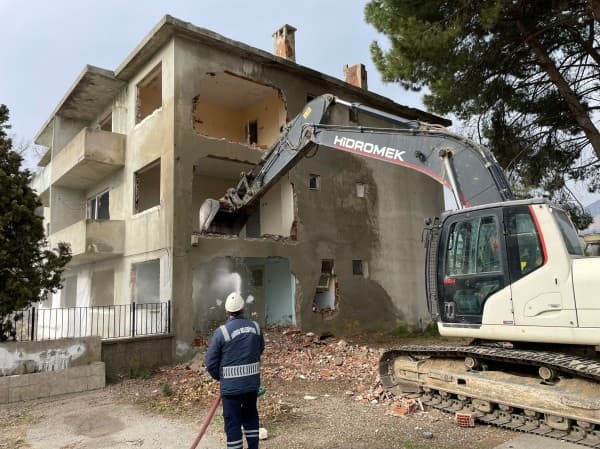 Gürsu’da Riskli Metruk Yapı Yıkıldı fotoğraf 3