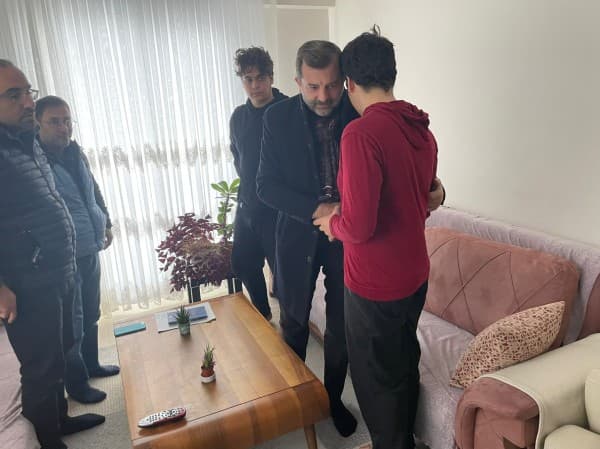 Başkan Işık Gürsu’da Yaşayan Hataylı Ailenin Acısını Paylaştı fotoğraf 1