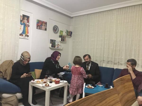 BAŞKAN IŞIK, GÜRSULULAR’IN EVLERİNE MİSAFİR OLUYOR fotoğraf 4