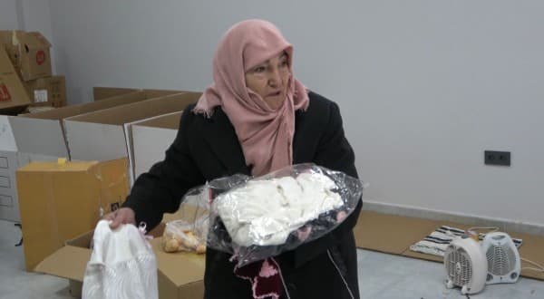 Gürsulu Şekernaz Teyze Afet Bölgesine El İşi Örüyor fotoğraf 1