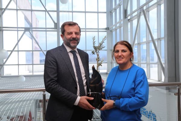 Başkan Işık, Sağlık Personellerine Fidan Hediye Etti fotoğraf 1