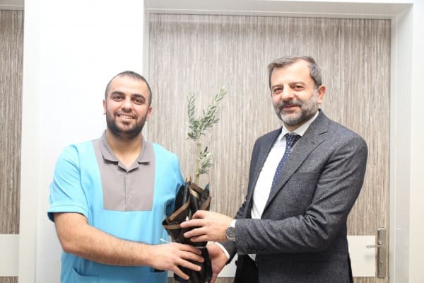 Başkan Işık, Sağlık Personellerine Fidan Hediye Etti fotoğraf 2