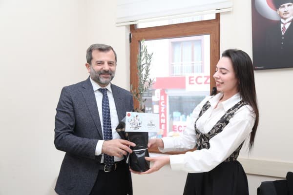 Başkan Işık, Sağlık Personellerine Fidan Hediye Etti fotoğraf 9