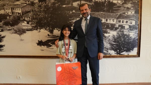 Başkan Işık, Minik Ecrin’in Büyük Başarısını Kutladı fotoğraf 3