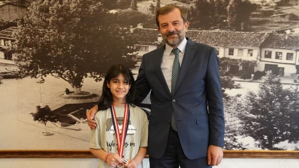 Başkan Işık, Minik Ecrin’in Büyük Başarısını Kutladı fotoğraf 4
