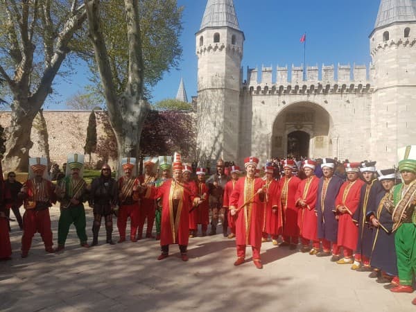 GÜRSU AYYILDIZ MEHTERAN TAKIMI, TOPKAPI SARAYI’NDA KALPLERİ FETHETTİ fotoğraf 1
