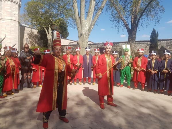 GÜRSU AYYILDIZ MEHTERAN TAKIMI, TOPKAPI SARAYI’NDA KALPLERİ FETHETTİ fotoğraf 3