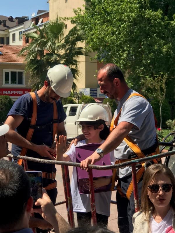GÜRSU’DA AĞAÇLAR GÖKKUŞAĞI RENKLERİNDE EVLERLE DONATILDI fotoğraf 5