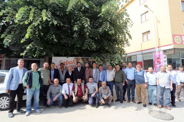 BAŞKAN IŞIK, SABAHIN BEREKETİNİ ESNAFLARLA PAYLAŞIYOR fotoğraf 1