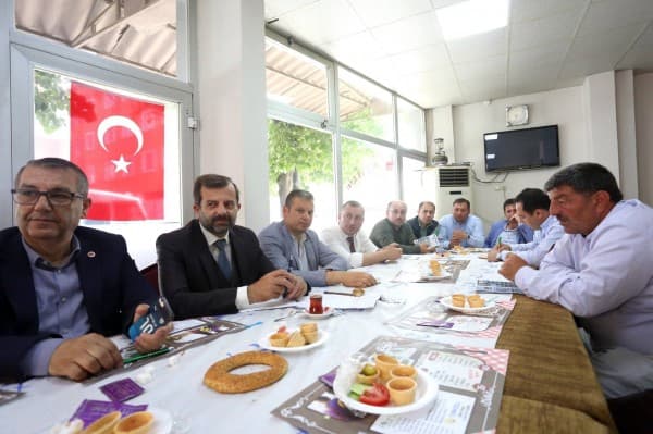 BAŞKAN IŞIK, SABAHIN BEREKETİNİ ESNAFLARLA PAYLAŞIYOR fotoğraf 2