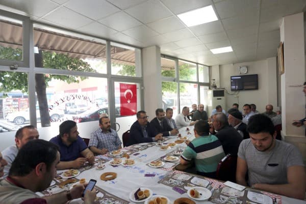 BAŞKAN IŞIK, SABAHIN BEREKETİNİ ESNAFLARLA PAYLAŞIYOR fotoğraf 6