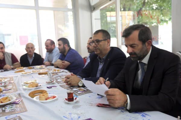 BAŞKAN IŞIK, SABAHIN BEREKETİNİ ESNAFLARLA PAYLAŞIYOR fotoğraf 8