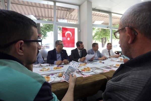 BAŞKAN IŞIK, SABAHIN BEREKETİNİ ESNAFLARLA PAYLAŞIYOR fotoğraf 12