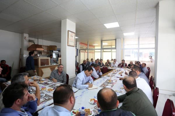 BAŞKAN IŞIK, SABAHIN BEREKETİNİ ESNAFLARLA PAYLAŞIYOR fotoğraf 13