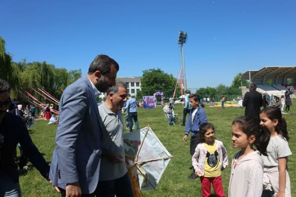 GÜRSULU ÇOCUKLARIN UÇURTMA COŞKUSU fotoğraf 1