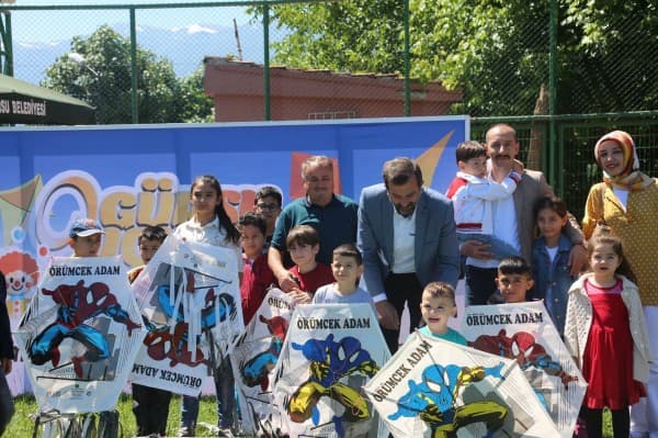 GÜRSULU ÇOCUKLARIN UÇURTMA COŞKUSU fotoğraf 2
