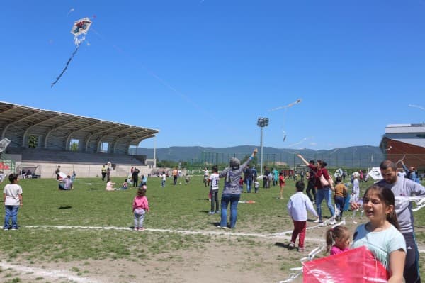 GÜRSULU ÇOCUKLARIN UÇURTMA COŞKUSU fotoğraf 8
