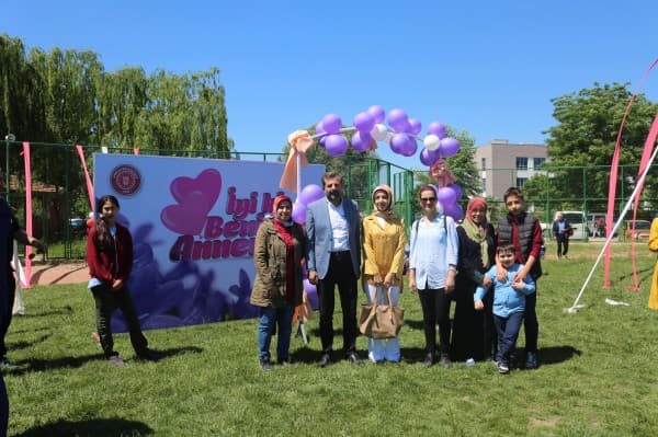 GÜRSU’DA ANNELER GÜNÜ “İYİ Kİ BENİM ANNEMSİN” STANDLARIYLA KUTLANDI fotoğraf 2