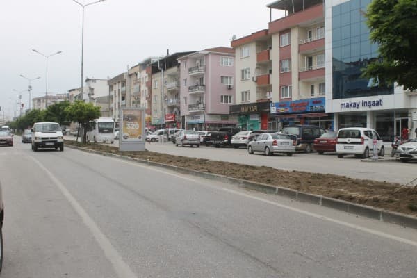 GÜRSU’NUN VİTRİNİNE YAZ IŞILTISI fotoğraf 1