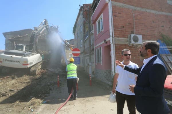GÜRSU’DAKİ METRUK BİNALAR YIKILIYOR fotoğraf 1