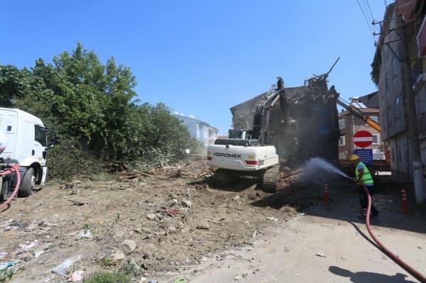 GÜRSU’DAKİ METRUK BİNALAR YIKILIYOR fotoğraf 2