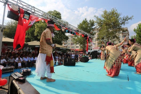 GÜRSU’DA ULUSLARARASI HALK DANSLARI COŞKUSU fotoğraf 13