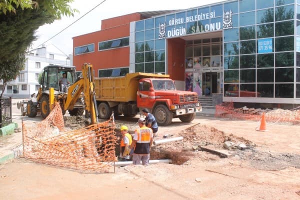 GÜRSU’NUN CADDELERİ KABLOLARDAN ARINDIRILIYOR fotoğraf 3