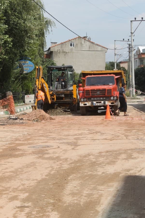 GÜRSU’NUN CADDELERİ KABLOLARDAN ARINDIRILIYOR fotoğraf 6