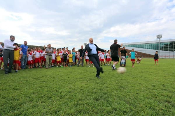 BAŞKAN IŞIK : “ÇOCUKLAR FUTBOLUN EKİP OLMA RUHUNU KAVRAMALI” fotoğraf 6