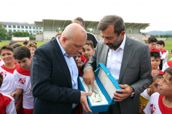 BAŞKAN IŞIK : “ÇOCUKLAR FUTBOLUN EKİP OLMA RUHUNU KAVRAMALI” fotoğraf 7