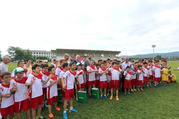 BAŞKAN IŞIK : “ÇOCUKLAR FUTBOLUN EKİP OLMA RUHUNU KAVRAMALI” fotoğraf 12