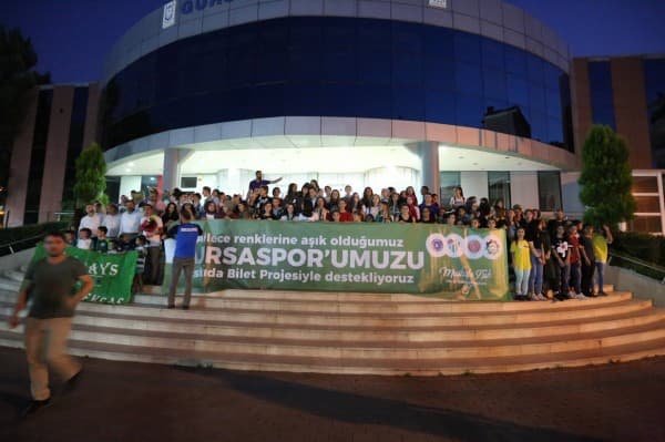 GÜRSULU KIZ ÖĞRENCİLERE FUTBOL SEVGİSİ fotoğraf 1