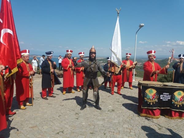 GÜRSU AYYILDIZ MEHTERAN TAKIMI CUNDA’YI COŞTURDU fotoğraf 1