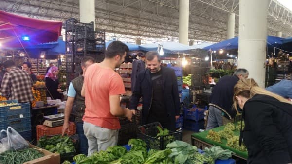 BAŞKAN IŞIK PAZARIN NABZINI TUTTU fotoğraf 2