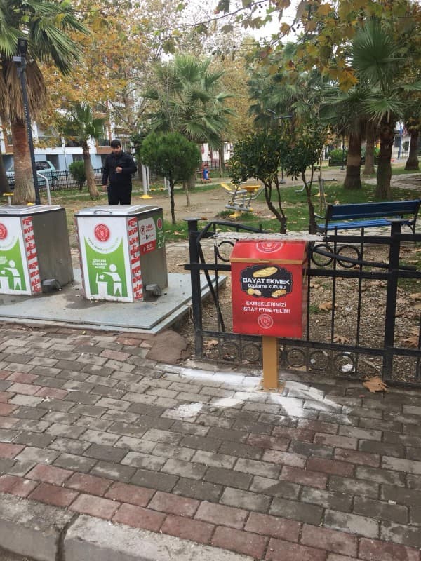 GÜRSU’DA SOKAK HAYVANLARI İÇİN EKMEK TOPLAMA KUTULARI OLUŞTURULDU fotoğraf 3