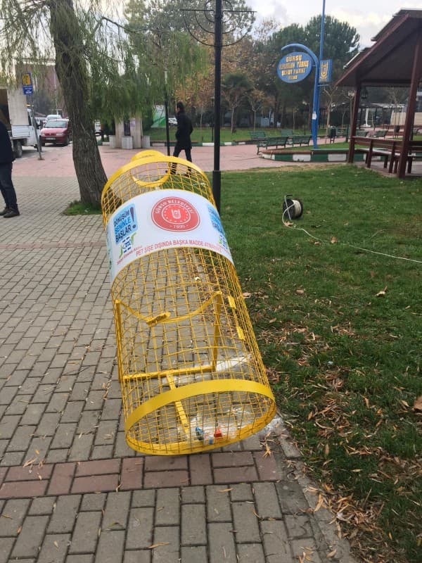GÜRSU’DA PET ŞİŞE KAFESLERİ OLUŞTURULDU fotoğraf 3