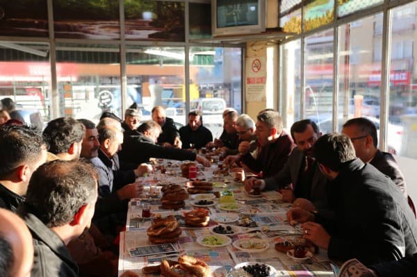 BAŞKAN IŞIK, “SABAH SOHBETLERİMİZLE ESNAFIMIZIN NABZINI TUTUYORUZ” fotoğraf 4