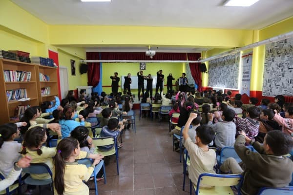 MİNİKLER MASALLARIN SİHİRLİ DÜNYASINDA EĞLENDİ fotoğraf 1