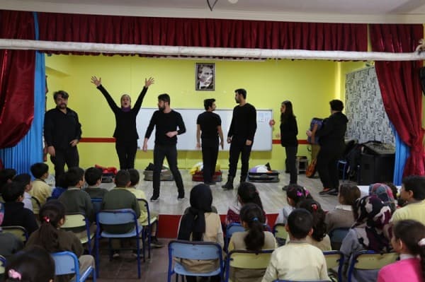 MİNİKLER MASALLARIN SİHİRLİ DÜNYASINDA EĞLENDİ fotoğraf 4