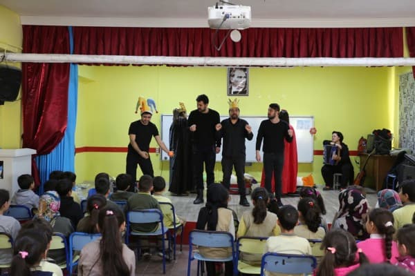 MİNİKLER MASALLARIN SİHİRLİ DÜNYASINDA EĞLENDİ fotoğraf 6