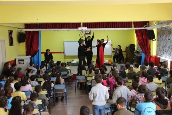MİNİKLER MASALLARIN SİHİRLİ DÜNYASINDA EĞLENDİ fotoğraf 9