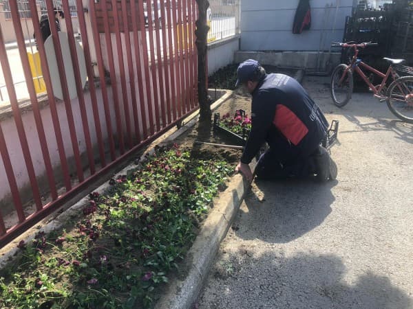 GÜRSU BELEDİYESİ KAMUSAL ALANLARA BAKIM YAPIYOR fotoğraf 1