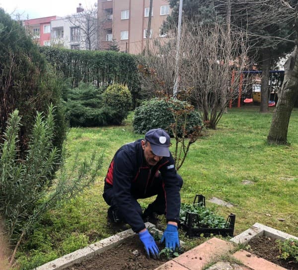 GÜRSU BELEDİYESİ KAMUSAL ALANLARA BAKIM YAPIYOR fotoğraf 2