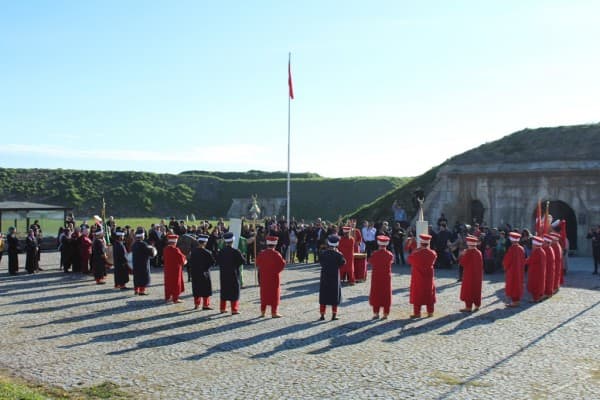 GÜRSU AYYILDIZ MEHTERAN TAKIMI, ÇANAKKALE ŞEHİTLİĞİNDE GÖSTERİ SUNDU fotoğraf 1
