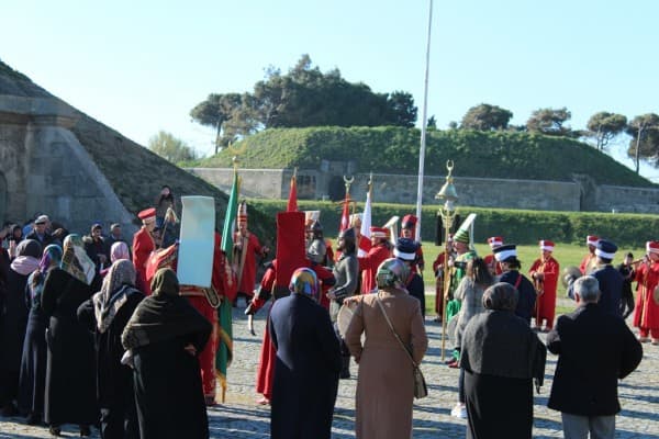 GÜRSU AYYILDIZ MEHTERAN TAKIMI, ÇANAKKALE ŞEHİTLİĞİNDE GÖSTERİ SUNDU fotoğraf 2