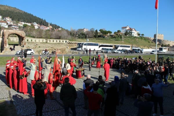 GÜRSU AYYILDIZ MEHTERAN TAKIMI, ÇANAKKALE ŞEHİTLİĞİNDE GÖSTERİ SUNDU fotoğraf 3